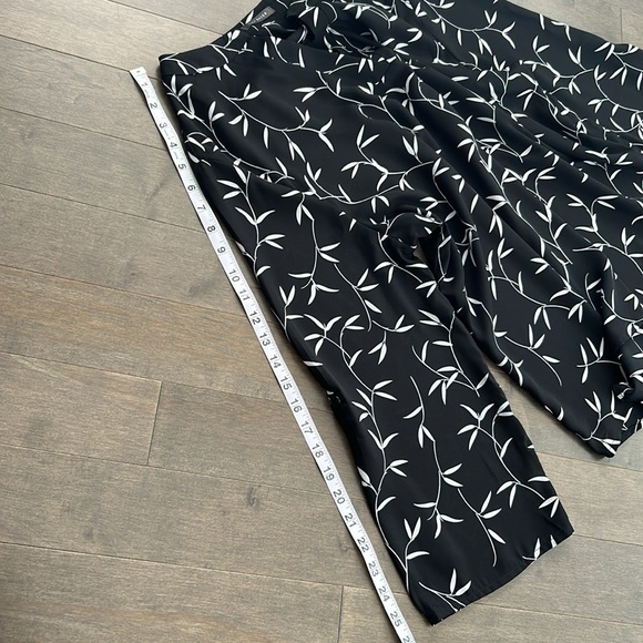 SUZY SHIER Women’s Black & White Floral Dress Blouse, V-Neck Adjustable Sleeve - Picture 10 of 10